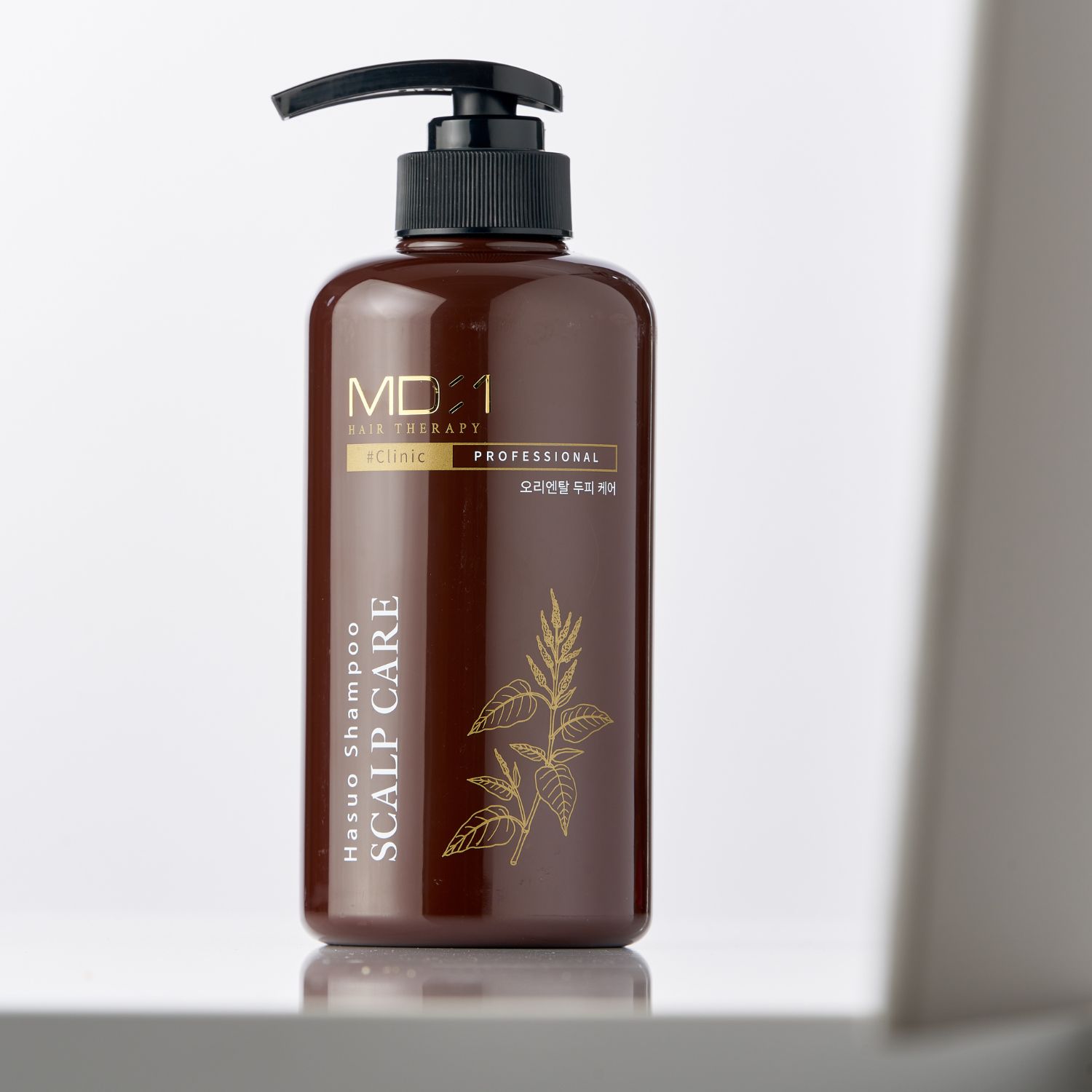 MD-1 Șampon de Îngrijire Totală pentru Păr Sensibil este creat pentru revitalizarea părului tern și sensibil, punând un accent major pe sănătatea scalpului. Formula sa include complexul HASUO de ingrediente naturale, special conceput pentru a întări foliculii de păr, a proteja scalpul sensibil și a combate căderea părului.