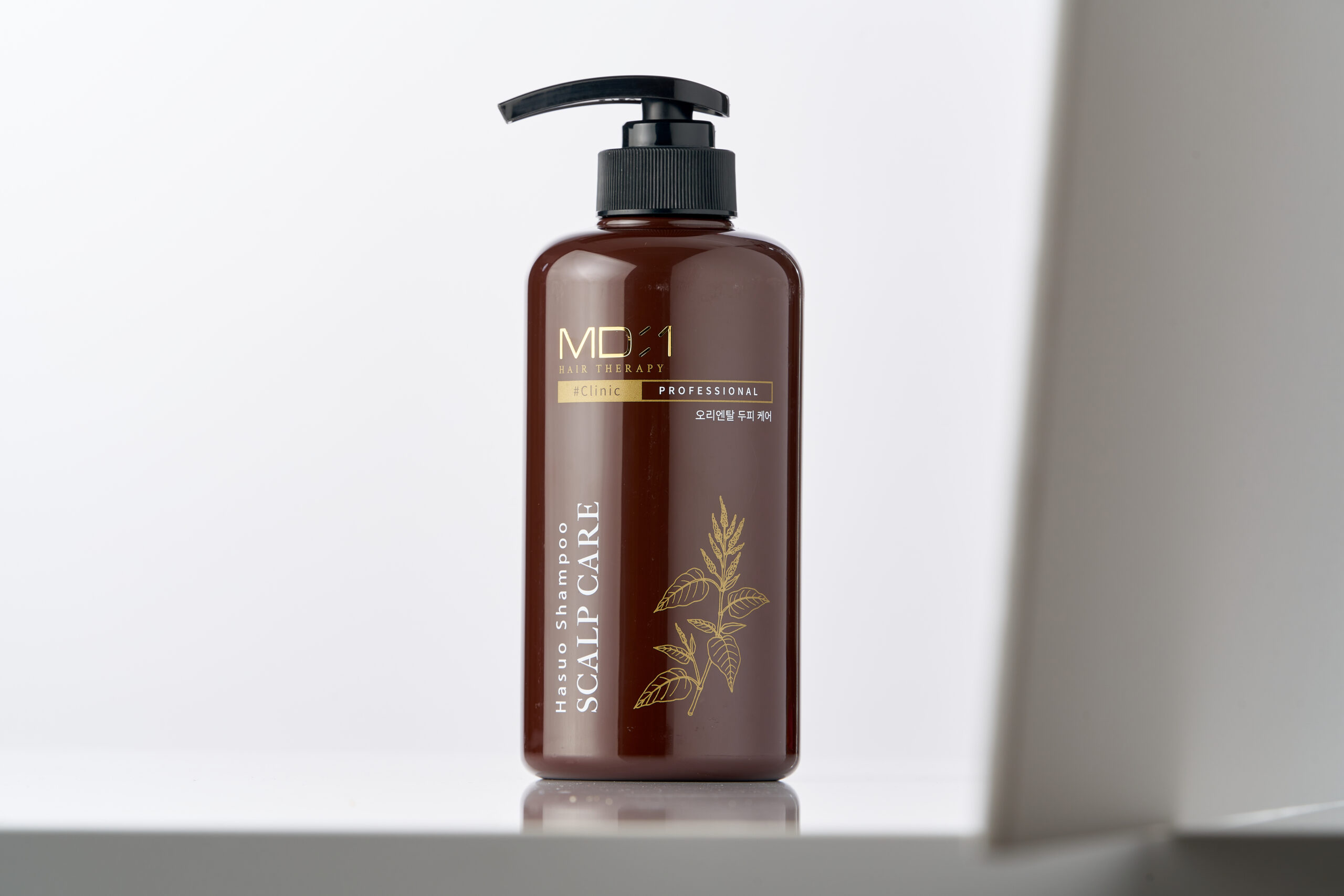 MD-1 Șampon de Îngrijire Totală pentru Păr Sensibil este creat pentru revitalizarea părului tern și sensibil, punând un accent major pe sănătatea scalpului. Formula sa include complexul HASUO de ingrediente naturale, special conceput pentru a întări foliculii de păr, a proteja scalpul sensibil și a combate căderea părului.